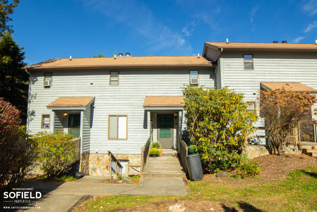 Village on the Green Townhomes - exterior view